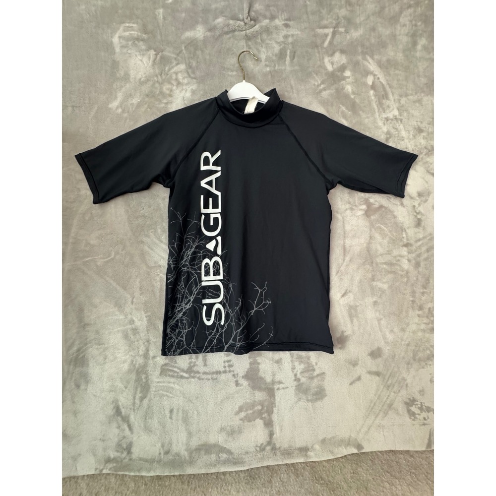 Subgear Mens Black Graphic Short Sleeve Rash Guard Mock Neck Swim Shirt L 1616